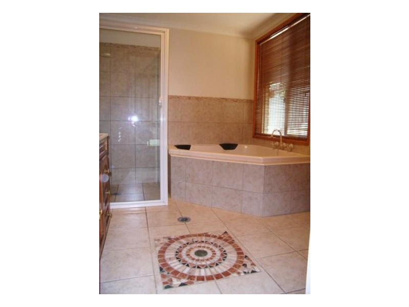 417 Poplar Dr, Lavington NSW 2641