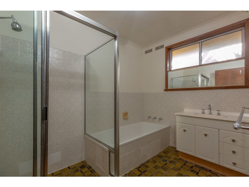 430 English Avenue, Lavington NSW 2641