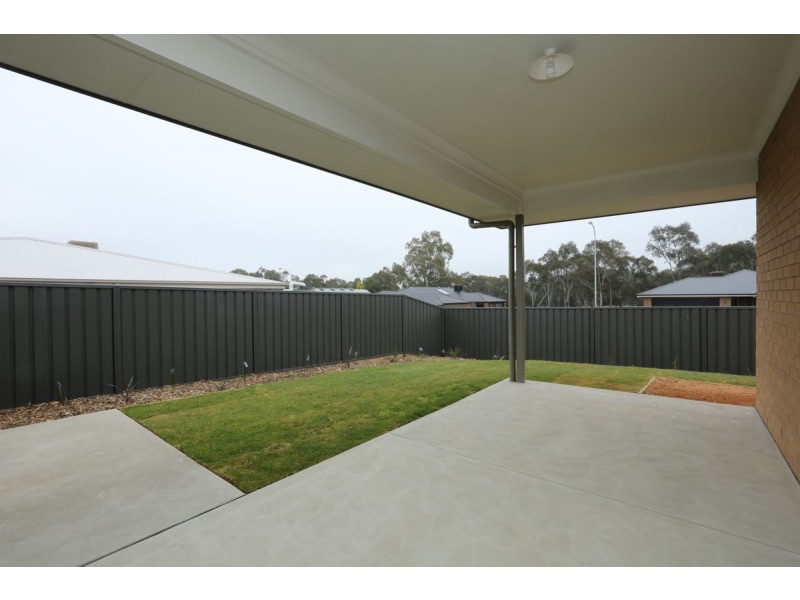 4a Paddlesteamer Court, Thurgoona NSW 2640