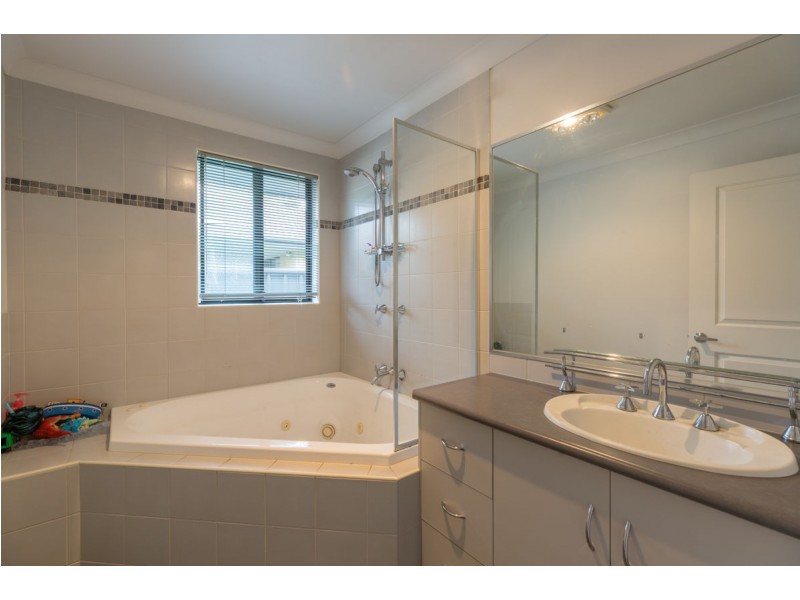 2 Guthega Court, Thurgoona NSW 2640