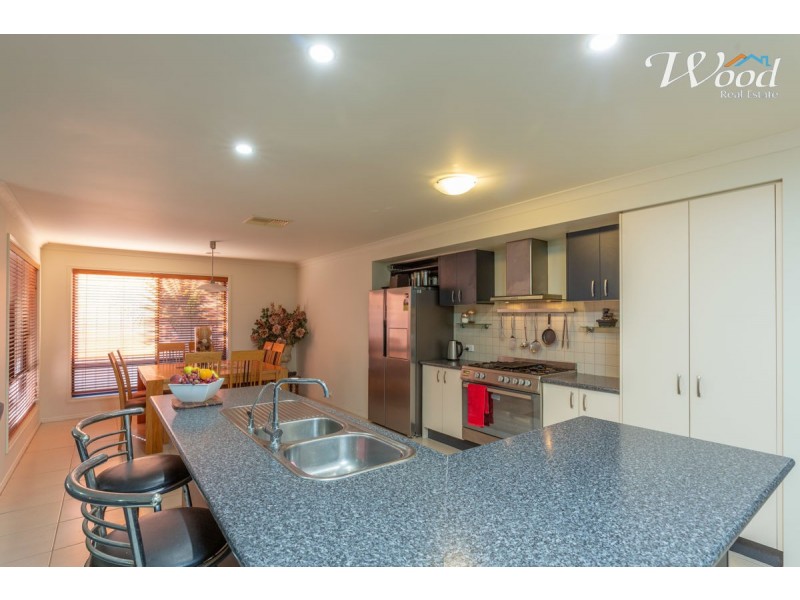 31 Chafia Place, Lavington NSW 2641