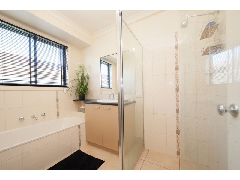 104 Hotham Circuit, Thurgoona NSW 2640