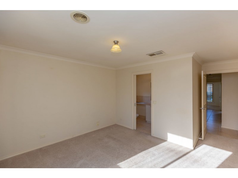 104 Hotham Circuit, Thurgoona NSW 2640