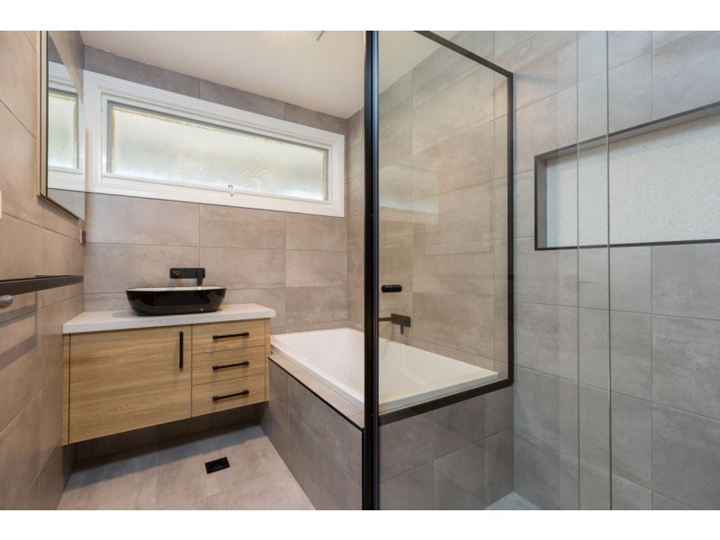 325 Haines Court, Lavington NSW 2641