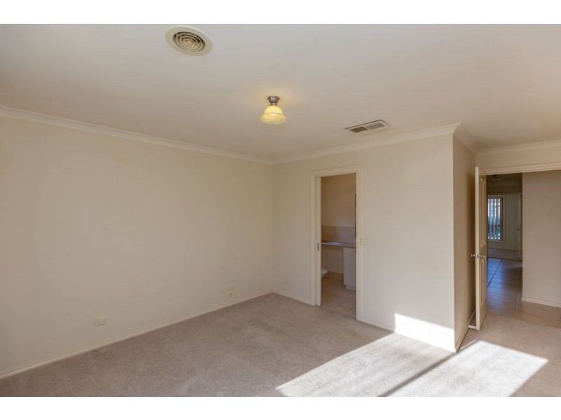 104 Hotham Circuit, Thurgoona NSW 2640