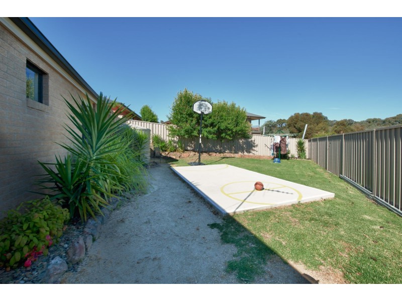 18 Rosewood Court, Thurgoona NSW 2640