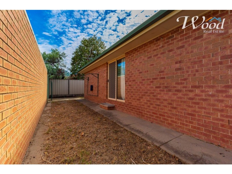 4/2 Owen Court, Lavington NSW 2641