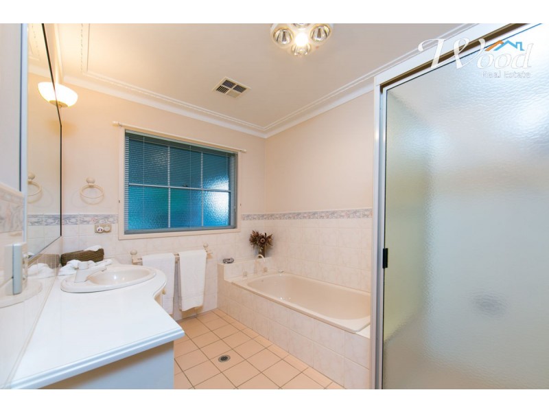 40 Franklin Court (Norris Park), Lavington NSW 2641