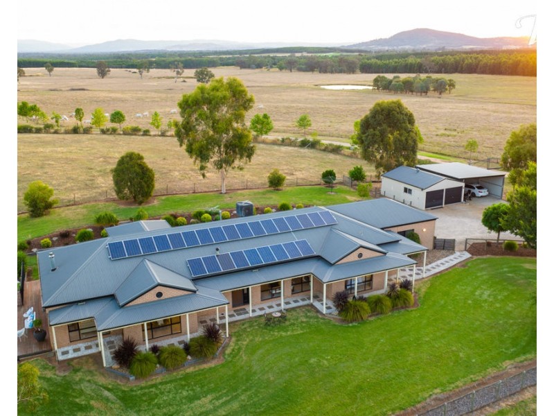 27 Eagle Rise Rd, Table Top NSW 2640