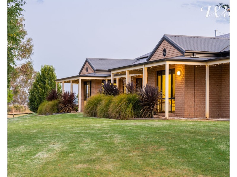 27 Eagle Rise Rd, Table Top NSW 2640