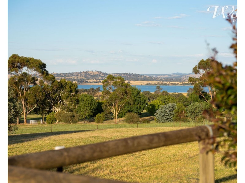 27 Eagle Rise Rd, Table Top NSW 2640