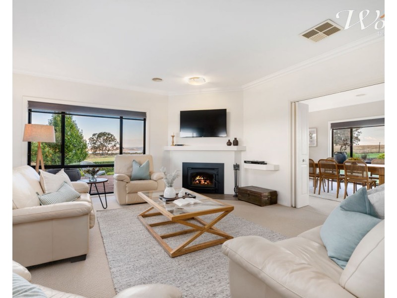 27 Eagle Rise Rd, Table Top NSW 2640