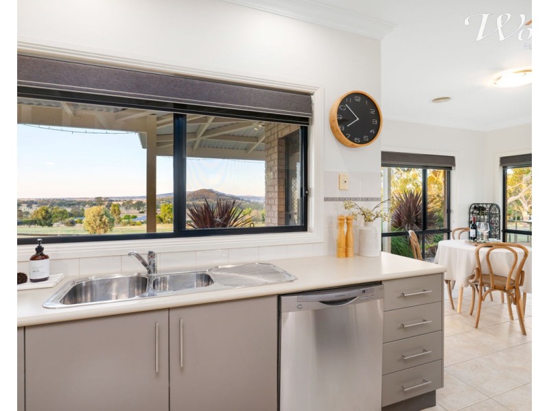 27 Eagle Rise Rd, Table Top NSW 2640