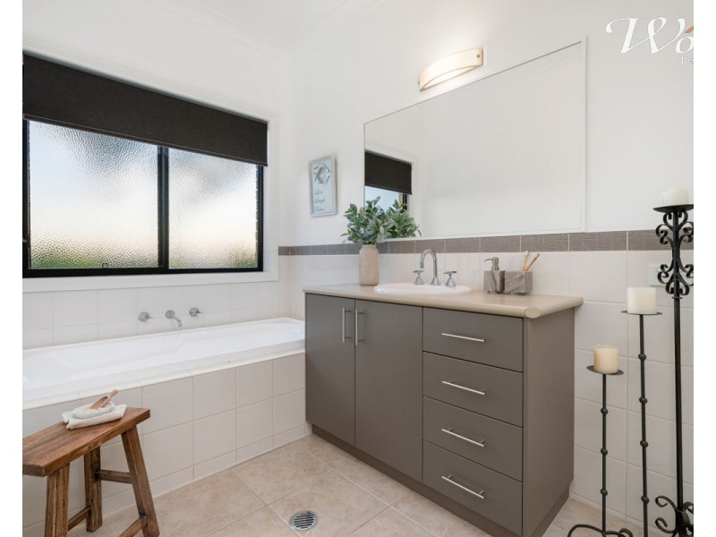 27 Eagle Rise Rd, Table Top NSW 2640
