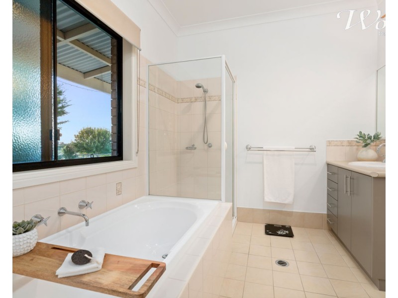 27 Eagle Rise Rd, Table Top NSW 2640