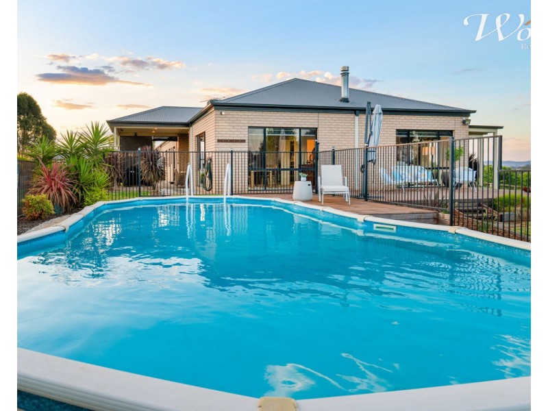 27 Eagle Rise Rd, Table Top NSW 2640