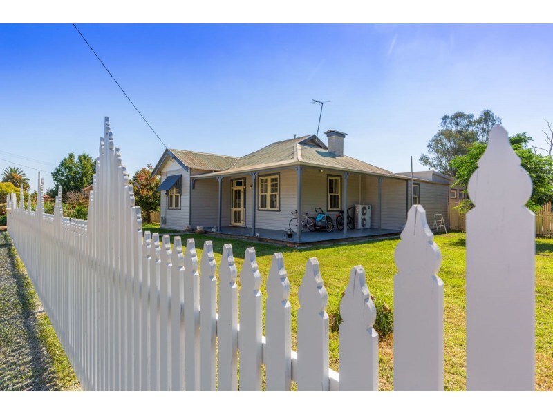 15 Sladen St, East, Henty NSW 2658