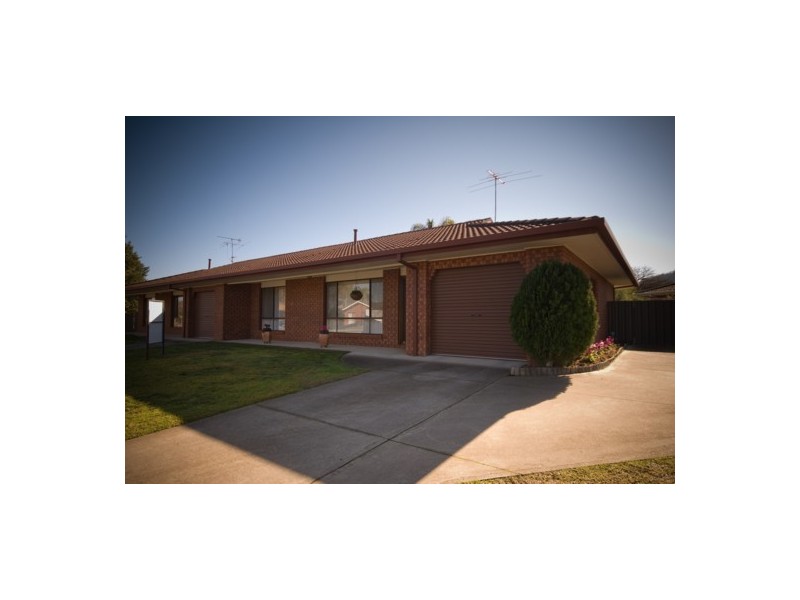 2/2 Titan Court, Lavington NSW 2641