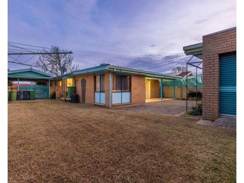 412 Schaefer St, Lavington NSW 2641