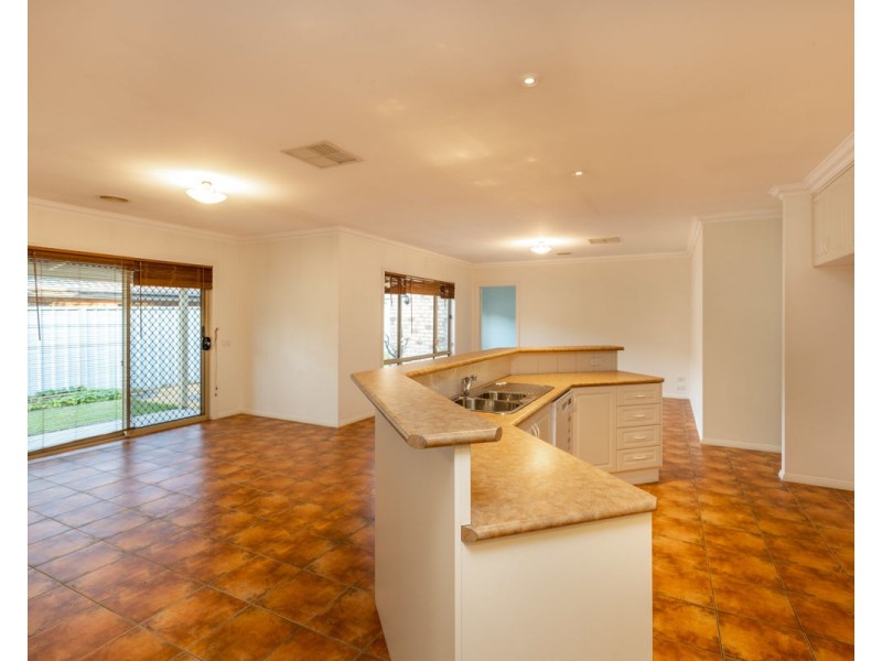 15 Winnell Crt, Thurgoona NSW 2640