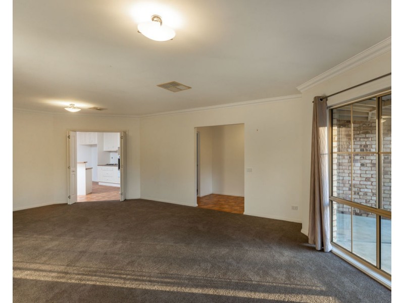 15 Winnell Crt, Thurgoona NSW 2640
