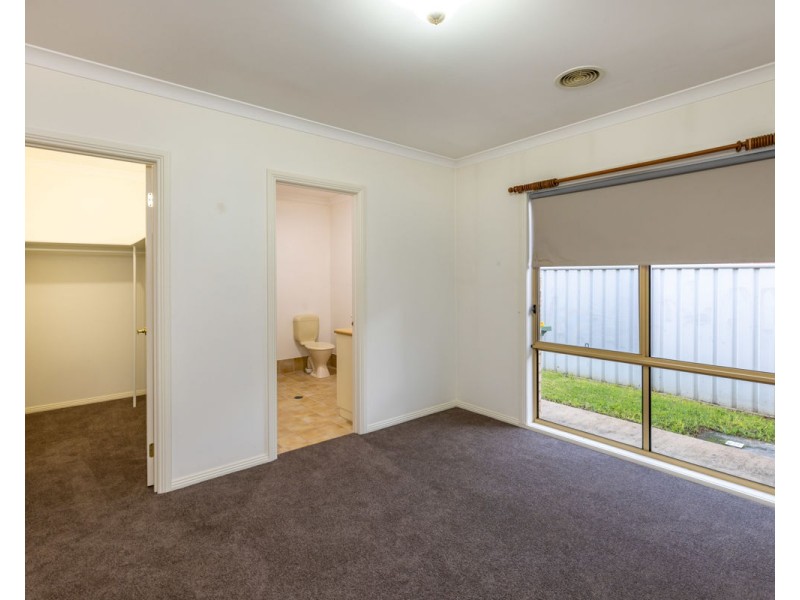 15 Winnell Crt, Thurgoona NSW 2640