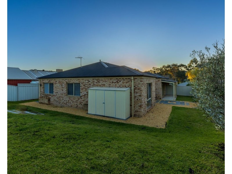 15 Winnell Crt, Thurgoona NSW 2640
