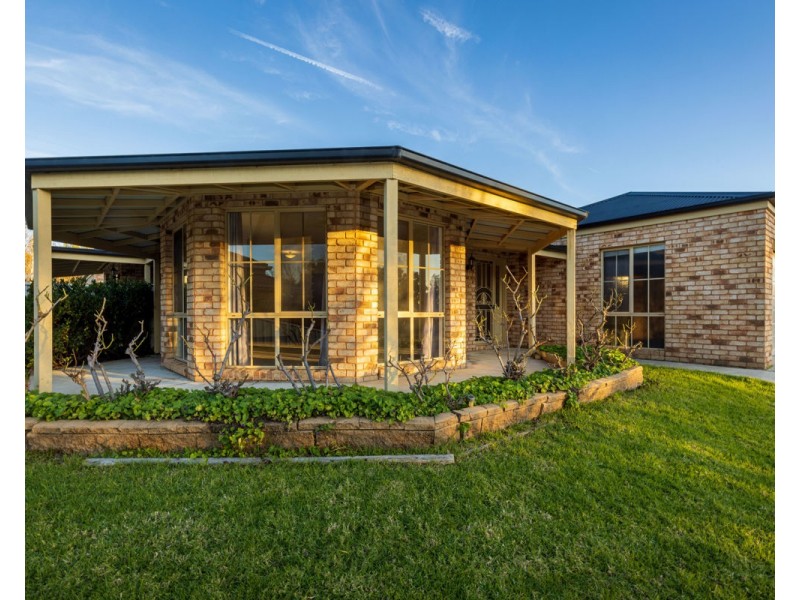 15 Winnell Crt, Thurgoona NSW 2640
