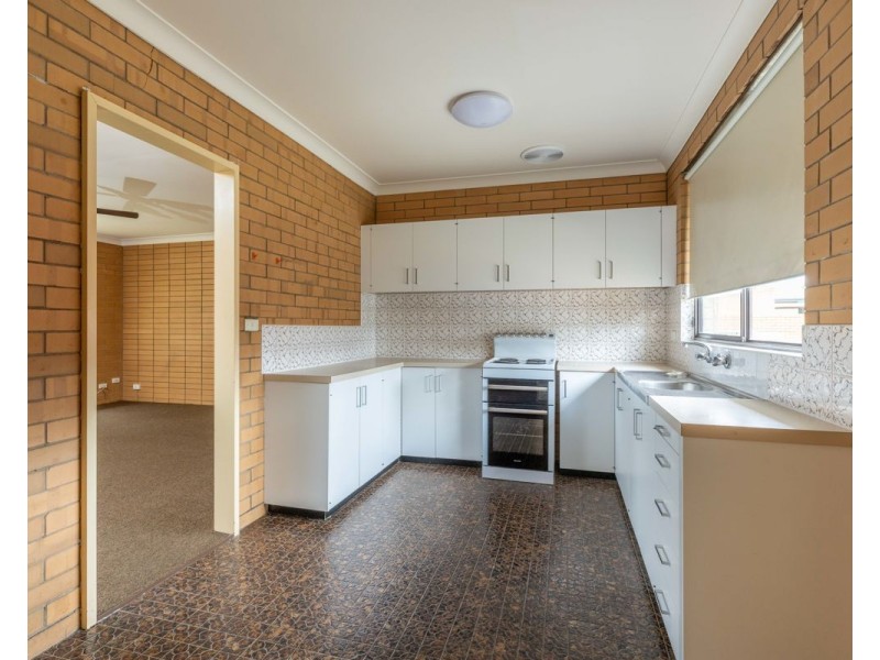 552 Comans Ave, Lavington NSW 2641