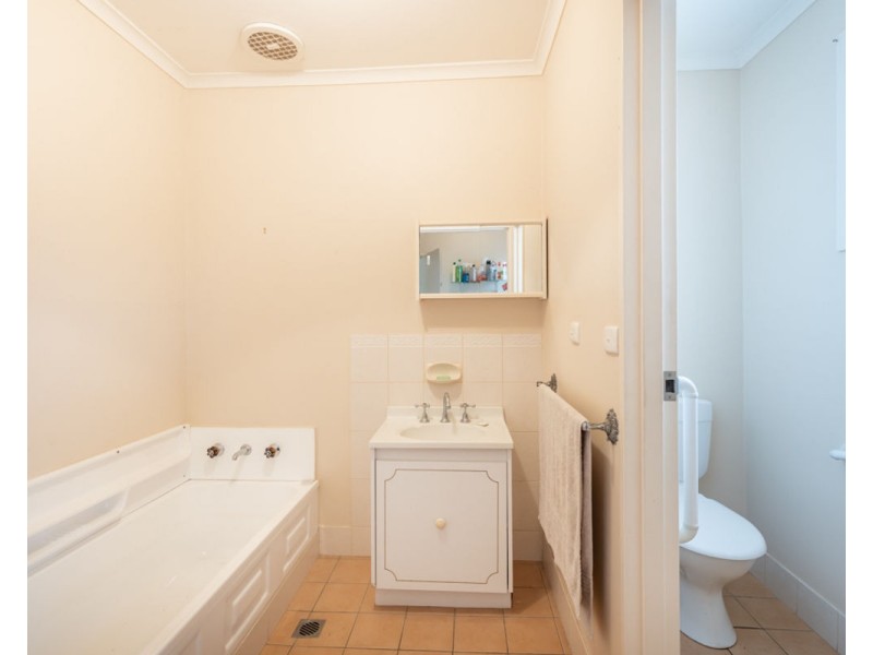 1/484 Douglas Rd, Lavington NSW 2641