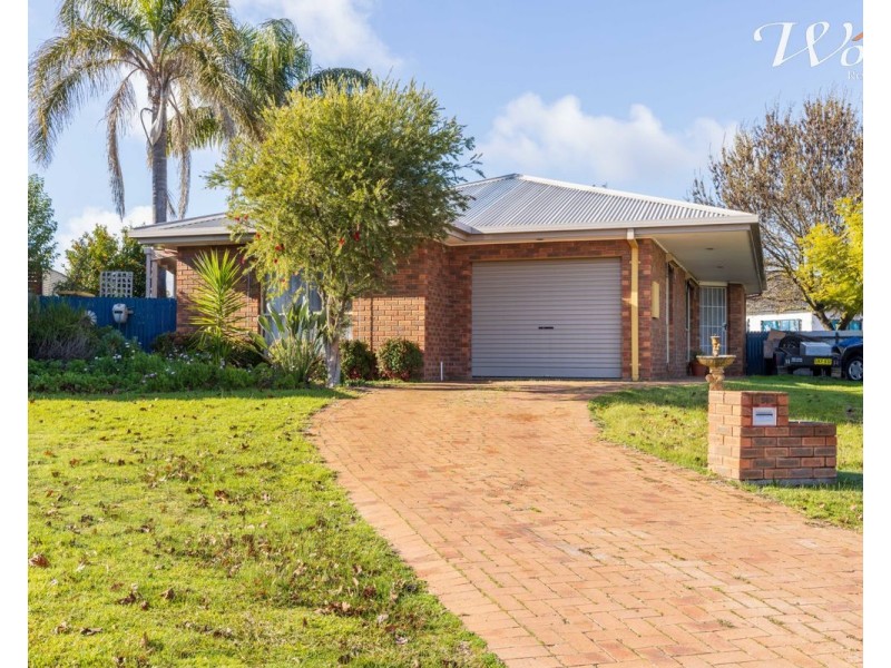 24 La Fontaine Ave, Lavington NSW 2641