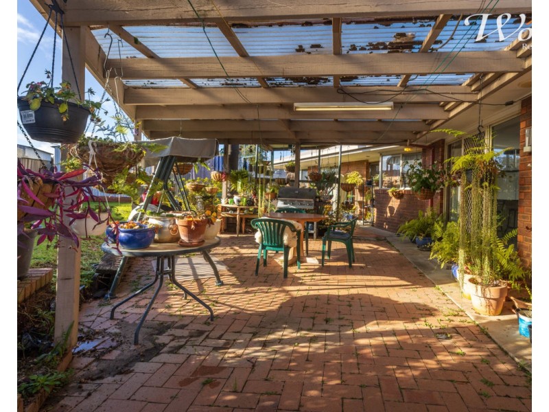 24 La Fontaine Ave, Lavington NSW 2641