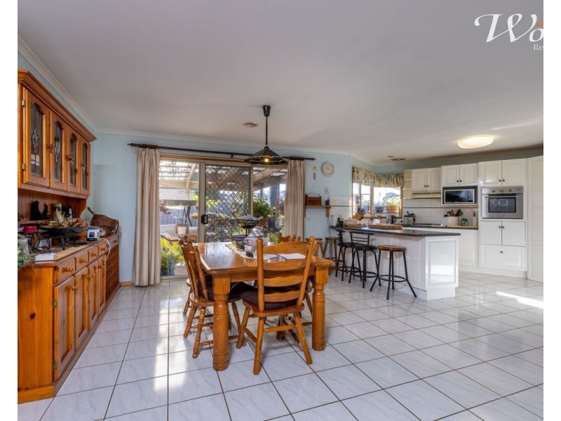 24 La Fontaine Ave, Lavington NSW 2641