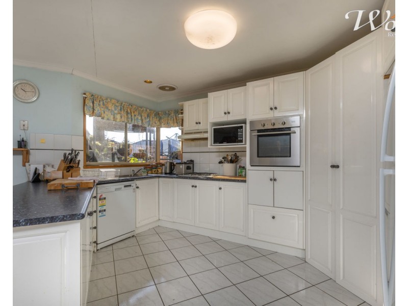 24 La Fontaine Ave, Lavington NSW 2641