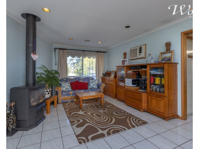 24 La Fontaine Ave, Lavington NSW 2641