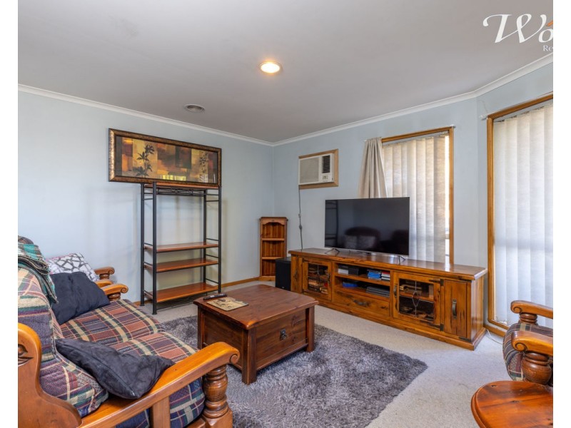 24 La Fontaine Ave, Lavington NSW 2641