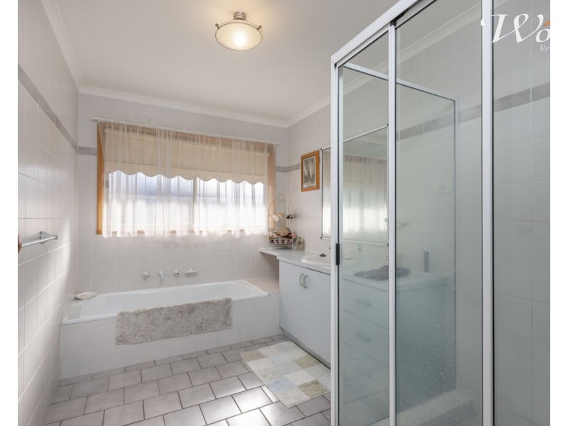 24 La Fontaine Ave, Lavington NSW 2641