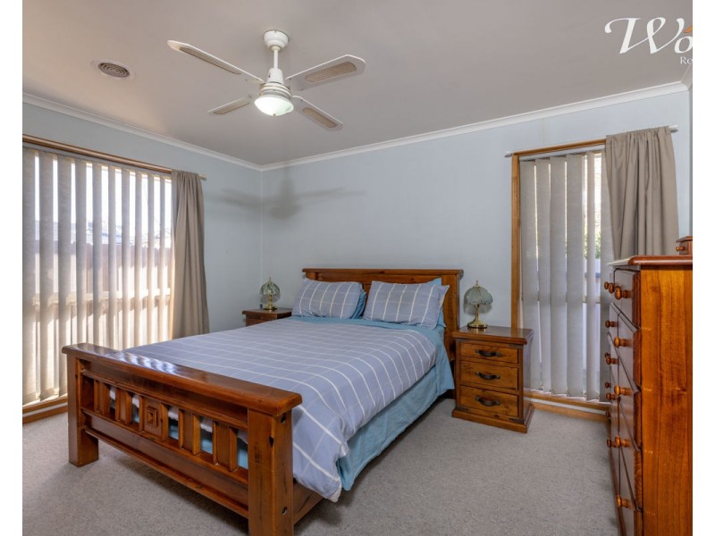 24 La Fontaine Ave, Lavington NSW 2641
