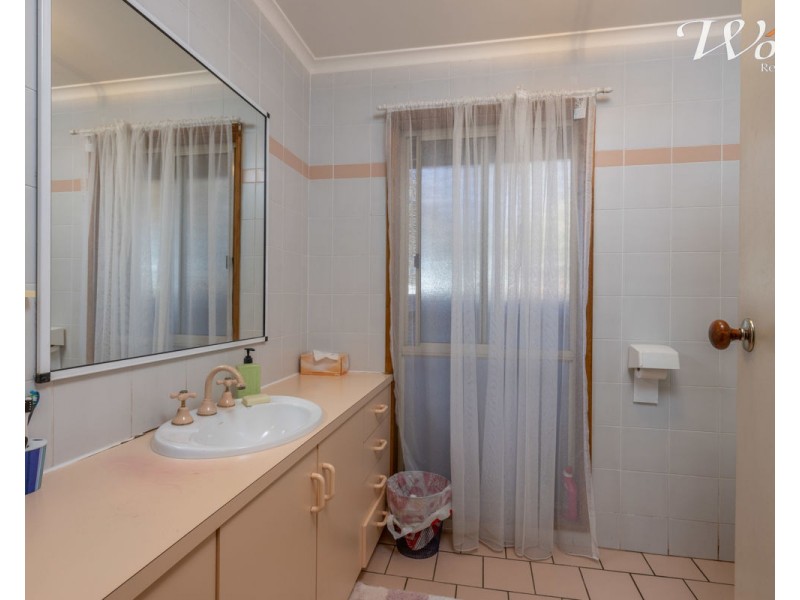 24 La Fontaine Ave, Lavington NSW 2641