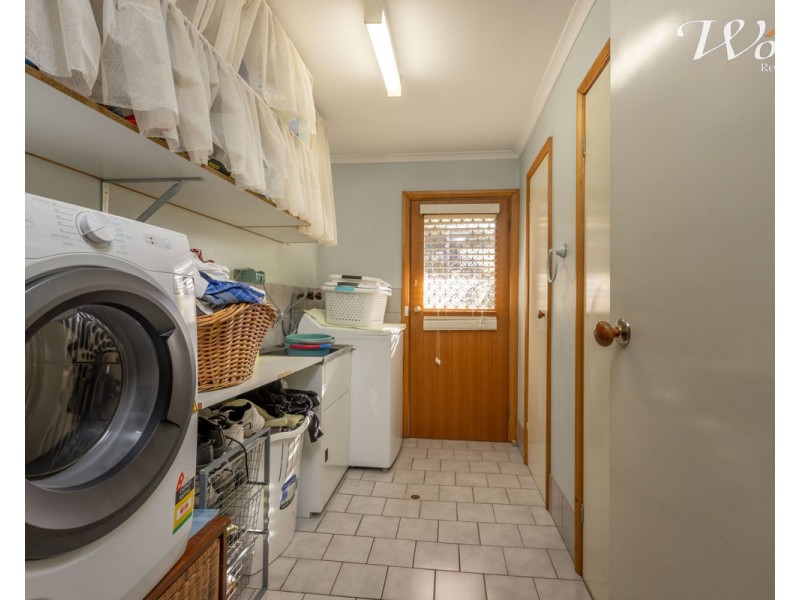 24 La Fontaine Ave, Lavington NSW 2641