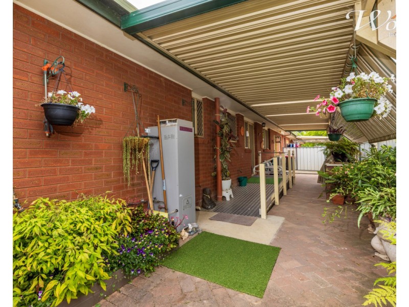 2/15 Neptune Dr, Lavington NSW 2641