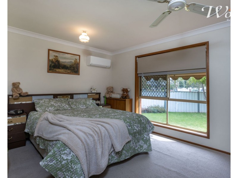 2/15 Neptune Dr, Lavington NSW 2641