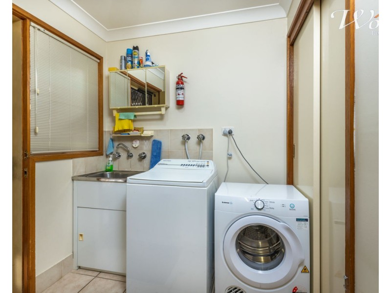 2/15 Neptune Dr, Lavington NSW 2641