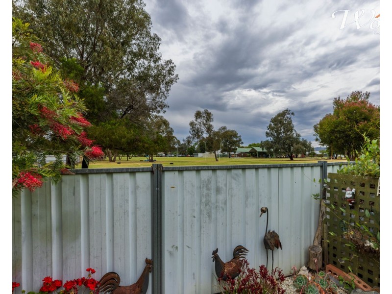 2/15 Neptune Dr, Lavington NSW 2641