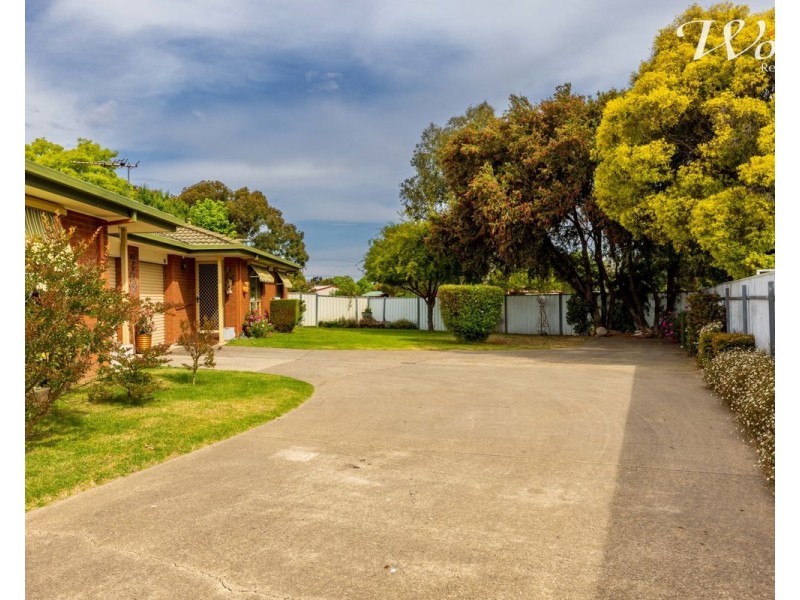 2/15 Neptune Dr, Lavington NSW 2641