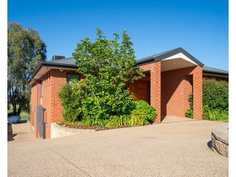 68 Fairway Gardens Rd, Thurgoona NSW 2640