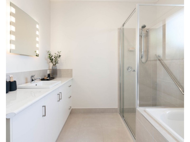 68 Fairway Gardens Rd, Thurgoona NSW 2640