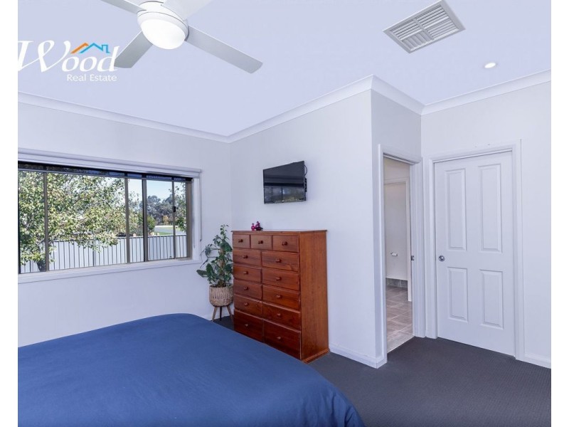 52 Hammer St,, Howlong NSW 2643