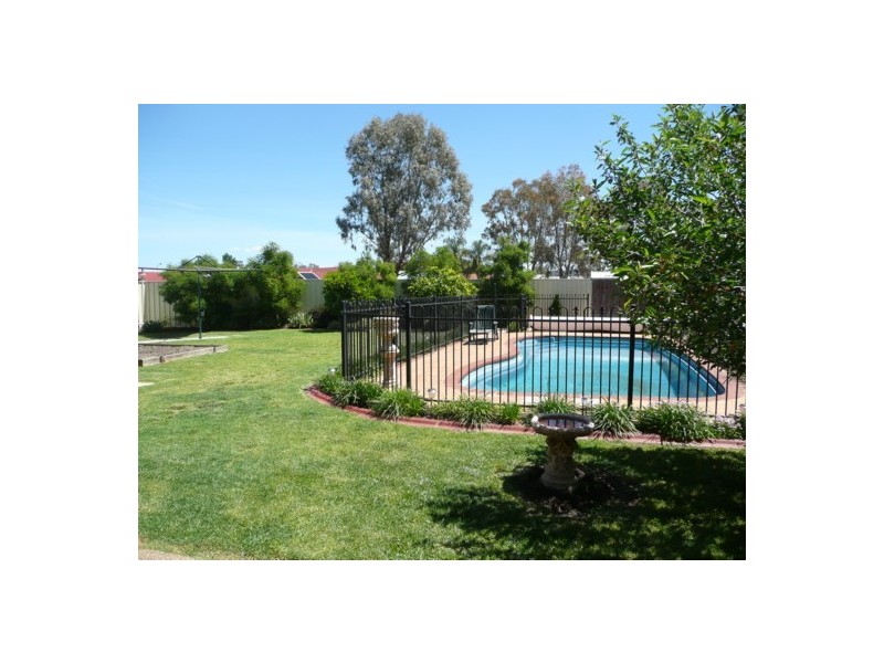 19 Valerie Way, Lavington NSW 2641