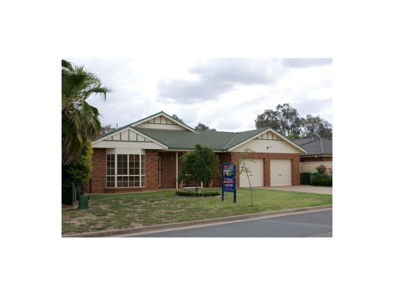 19 Valerie Way, Lavington NSW 2641